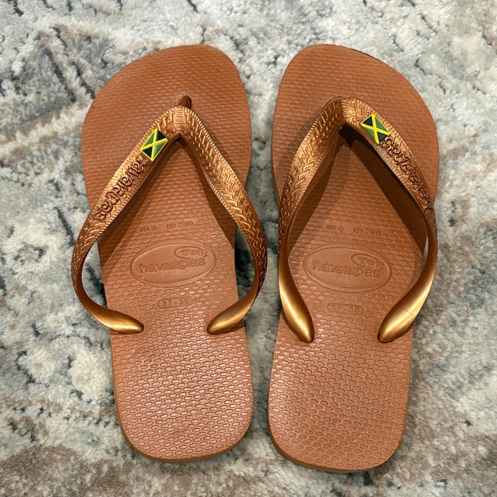 Havaianas Tan Flip Flops with Jamaican Accent
